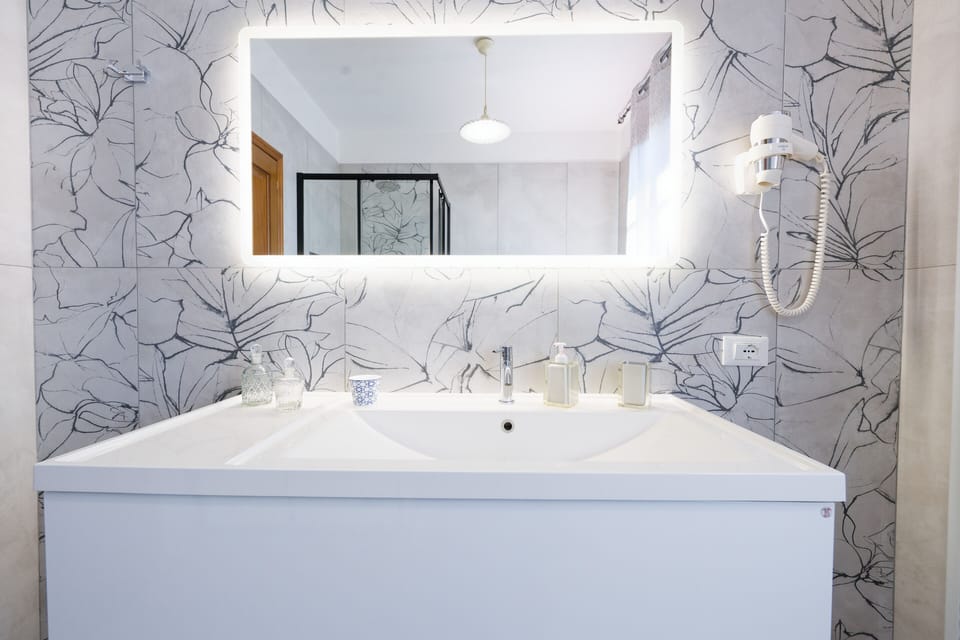 Deluxe Room, 1 Queen Bed, Non Smoking | Bathroom | Shower, hair dryer, bidet, towels