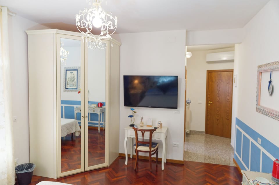 Deluxe Room, 1 Queen Bed, Non Smoking | Premium bedding, individually decorated, free WiFi, bed sheets