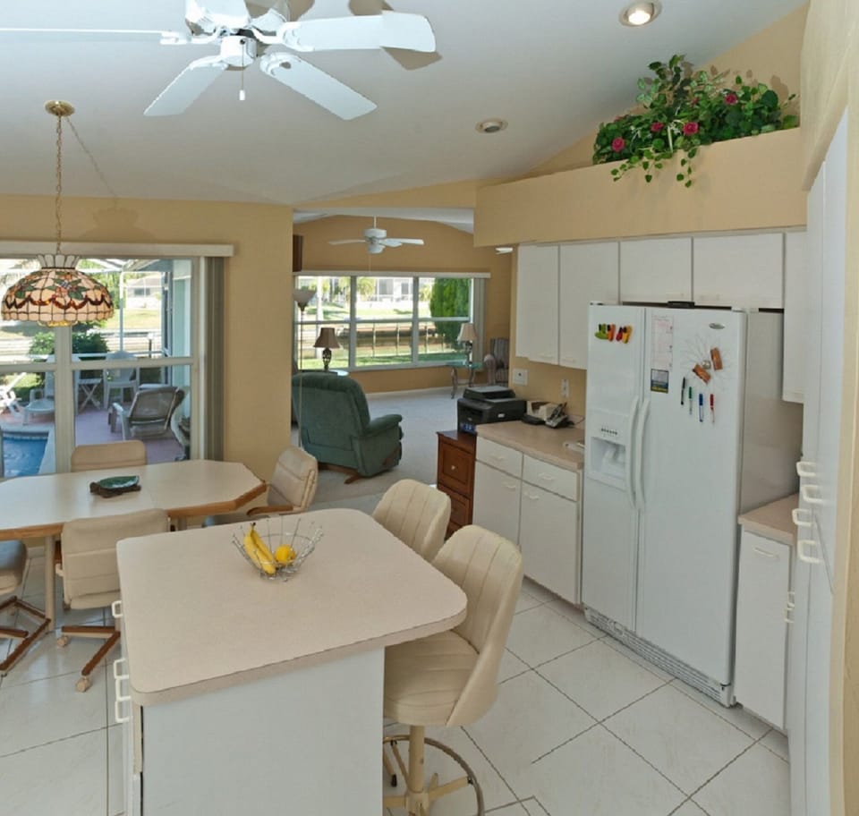 large eat-in kitchen
