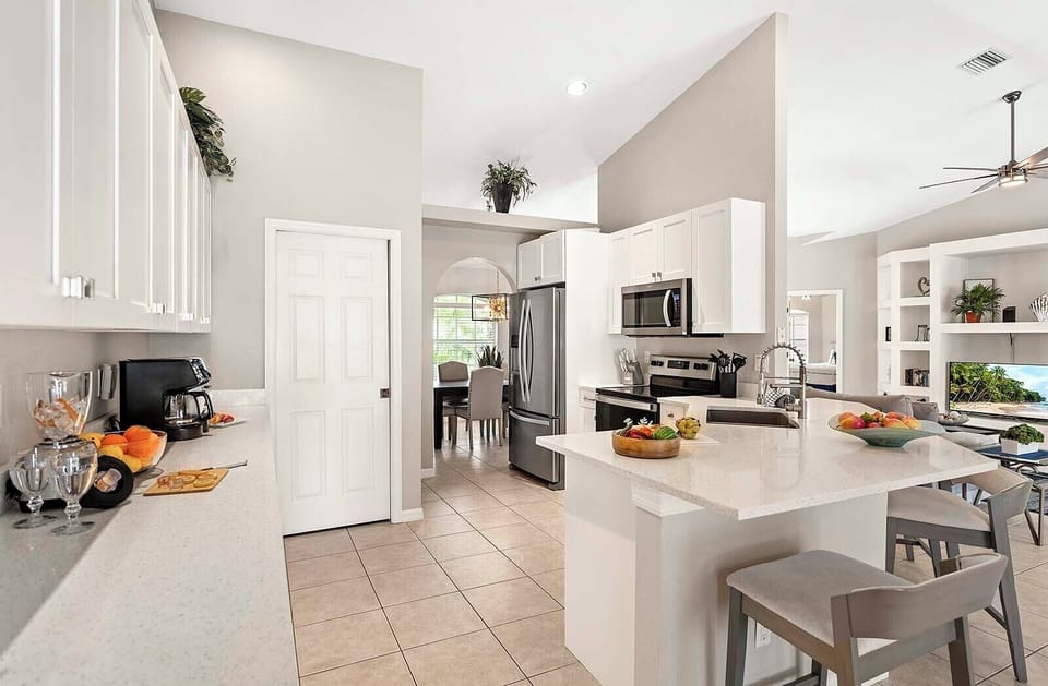 Large Kitchen with Counter Height BAr and Lots of Work Space