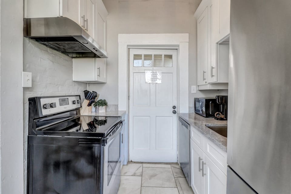 Fully equipped kitchen w/ New Stainless Steel Appliances