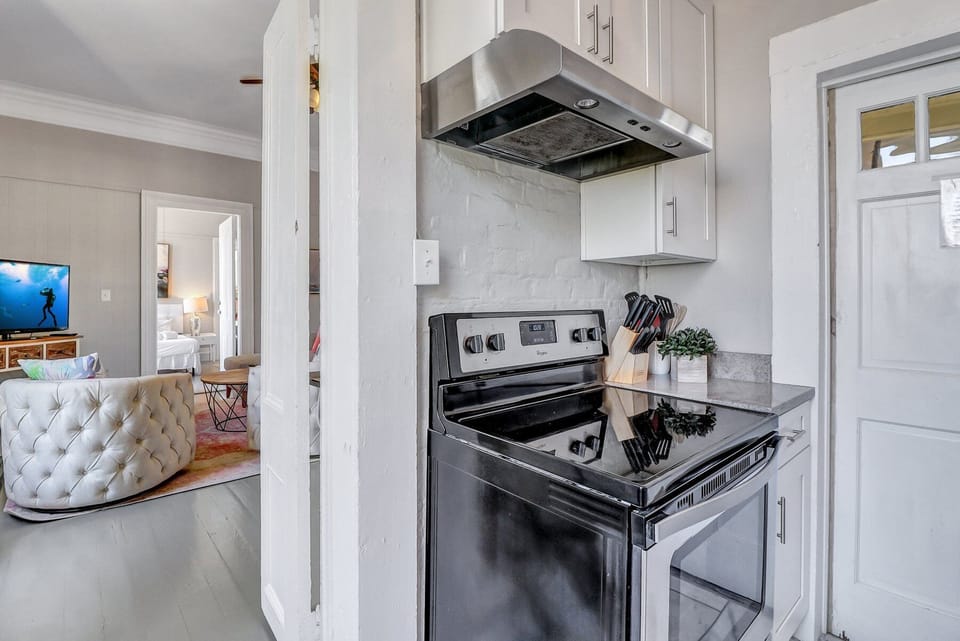 Fully equipped kitchen w/ Flat Top Stove