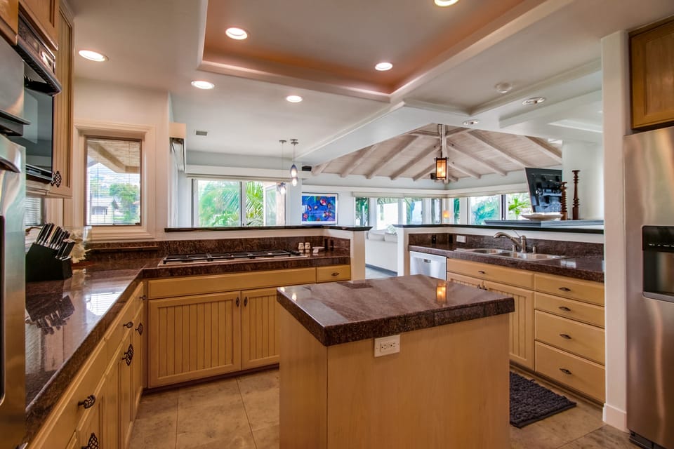 You can enjoy the view of the ocean even while doing the dishes.