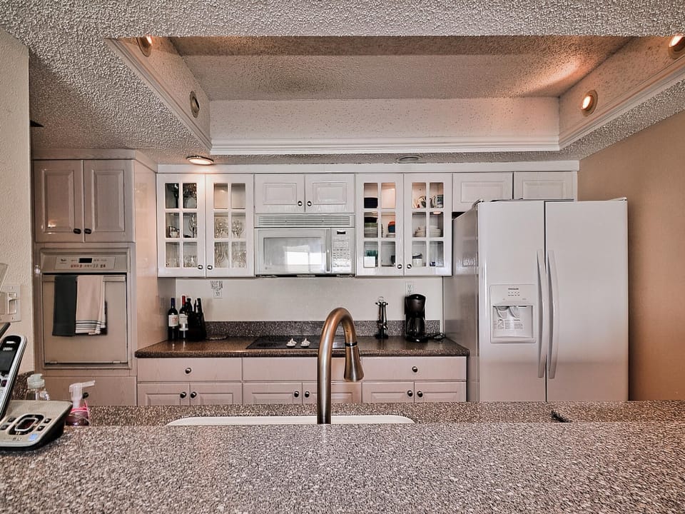 Full kitchen.