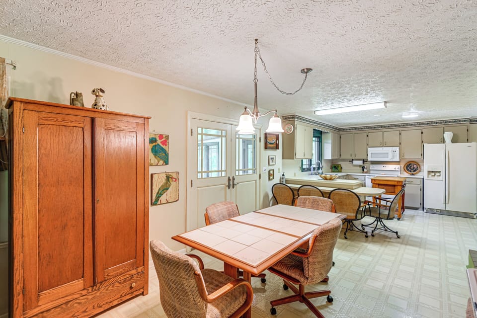 Kitchen & Dining Area