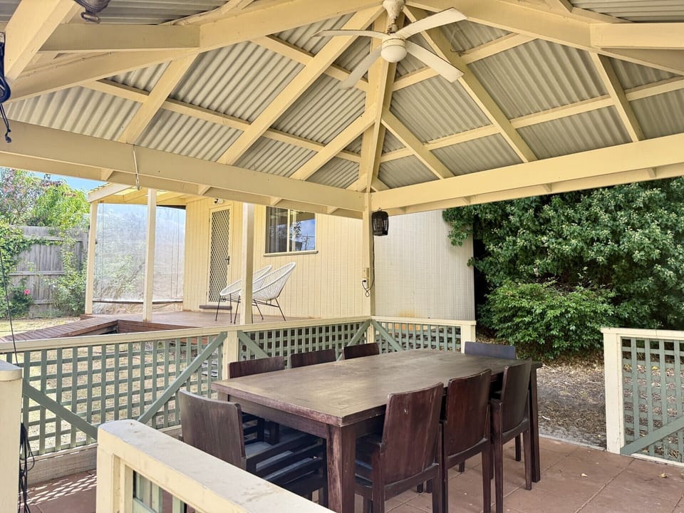 Outdoor Dining & Bungalow