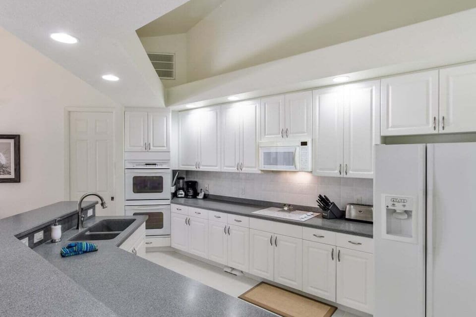 Large Kitchen Great for Cooking