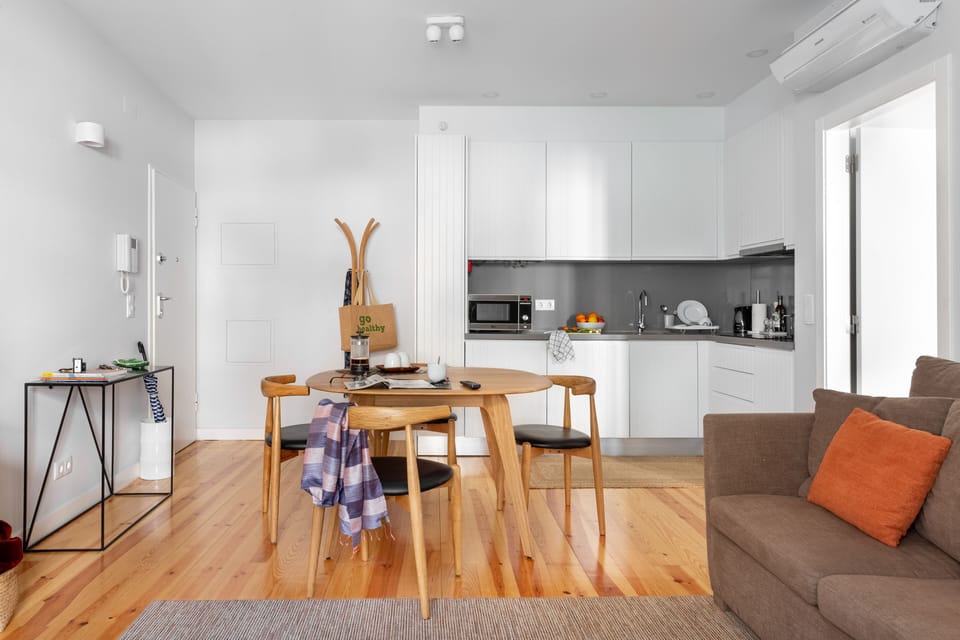 Stylish lounge with open kitchen | All the dishes for family meals