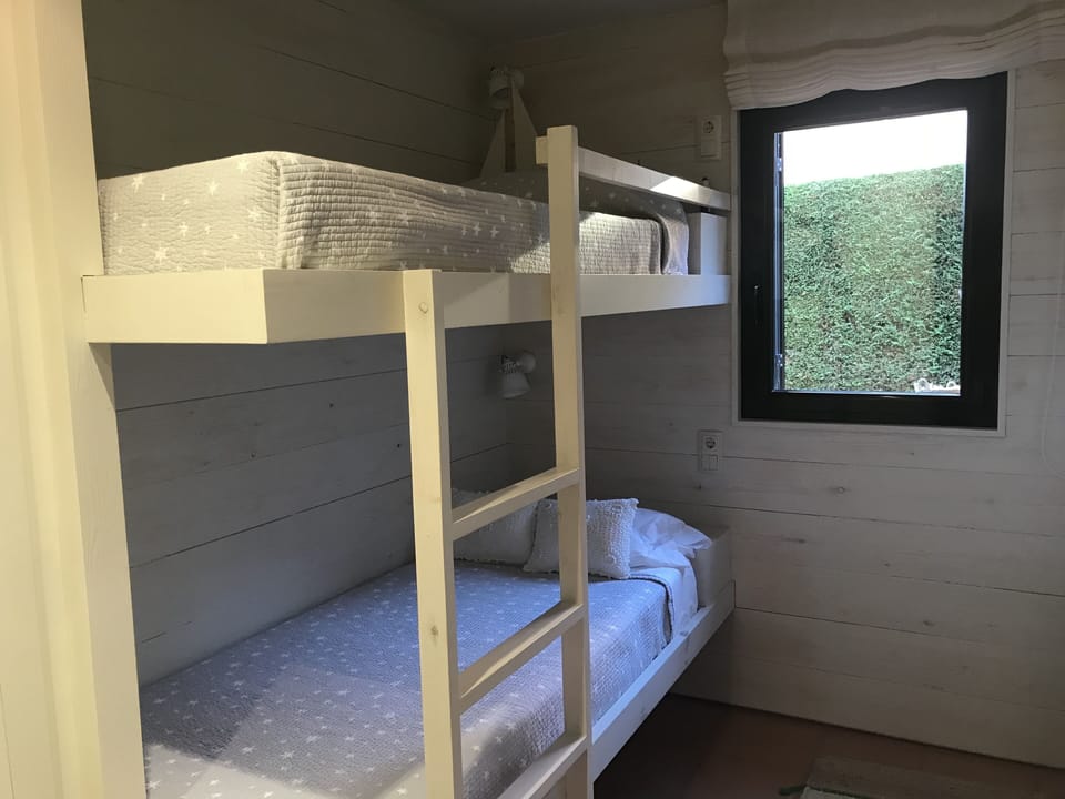 Bedroom 4, with two installed bunk beds.