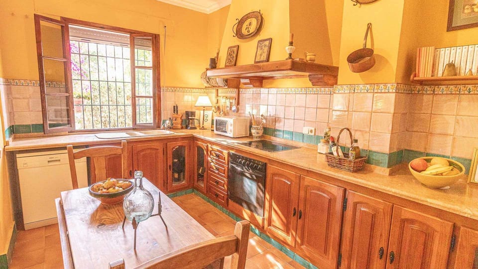 Kitchen or kitchenette,Dining area