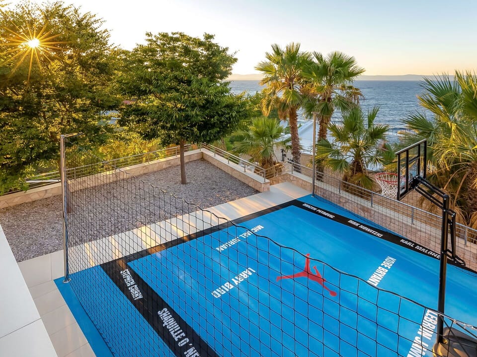 Water, Sky, Daytime, Property, Building, Light, Nature, Azure, Swimming Pool, Plant