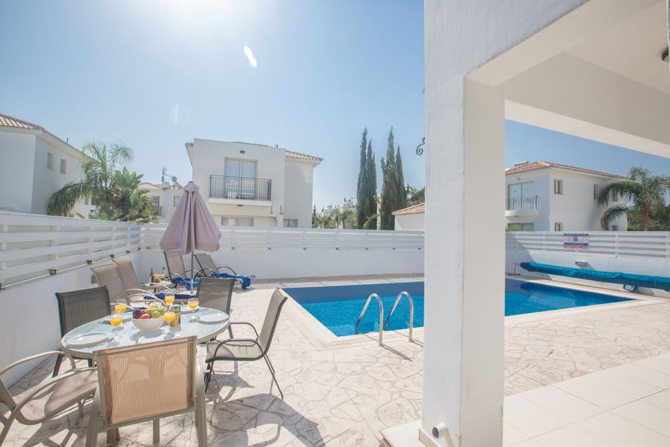 Garden with barbecue, seating area, sunloungers and private pool