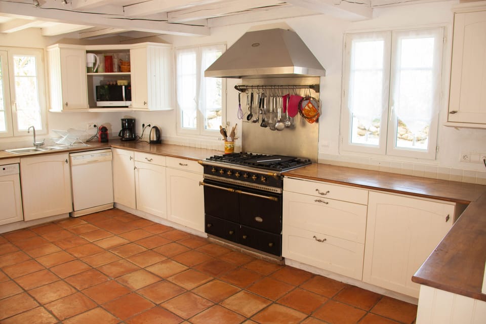 Kitchen, fully equipped with double oven, 2 fridge frezers, microwave and more