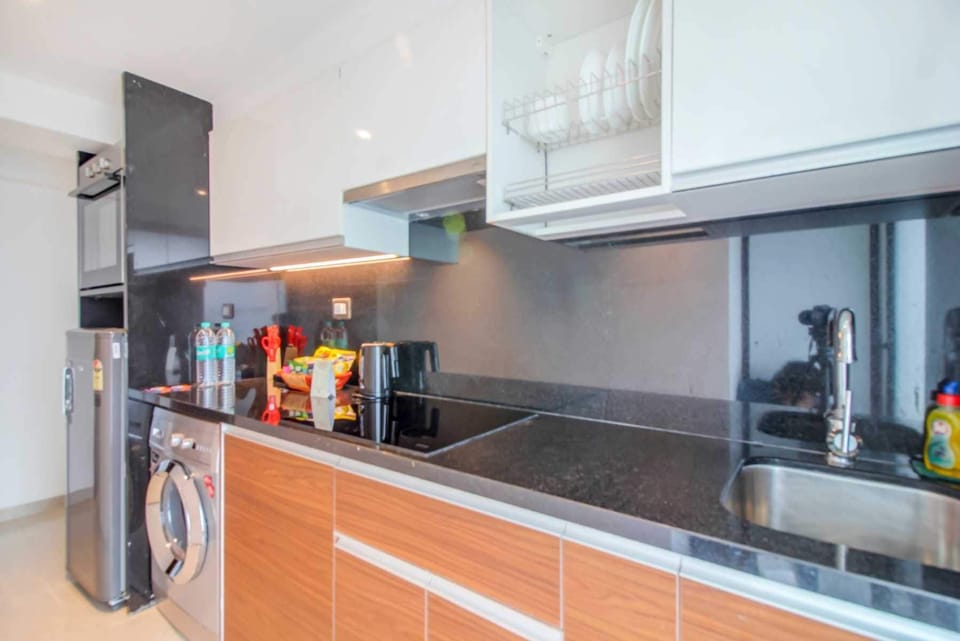 One Bedroom Residence | Private kitchen | Fridge, oven, dishwasher, coffee/tea maker