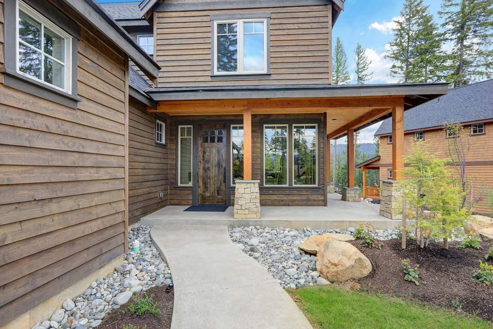 Great front porch to relax and what all the seasonal activites.