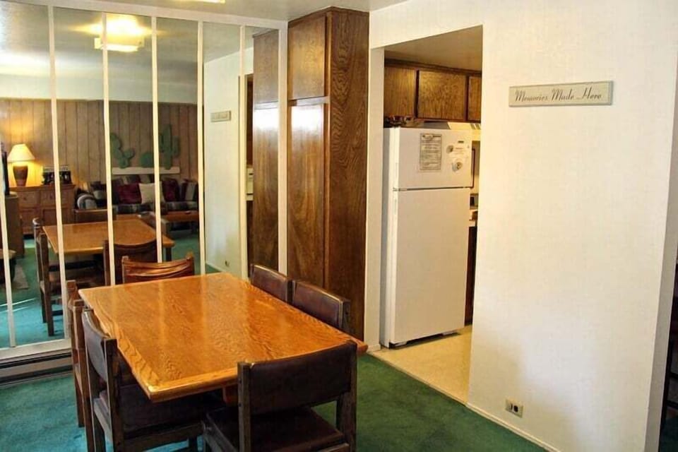 Mammoth Lakes Rental Sunshine Village 177 - Dining Room Towards Kitchen
