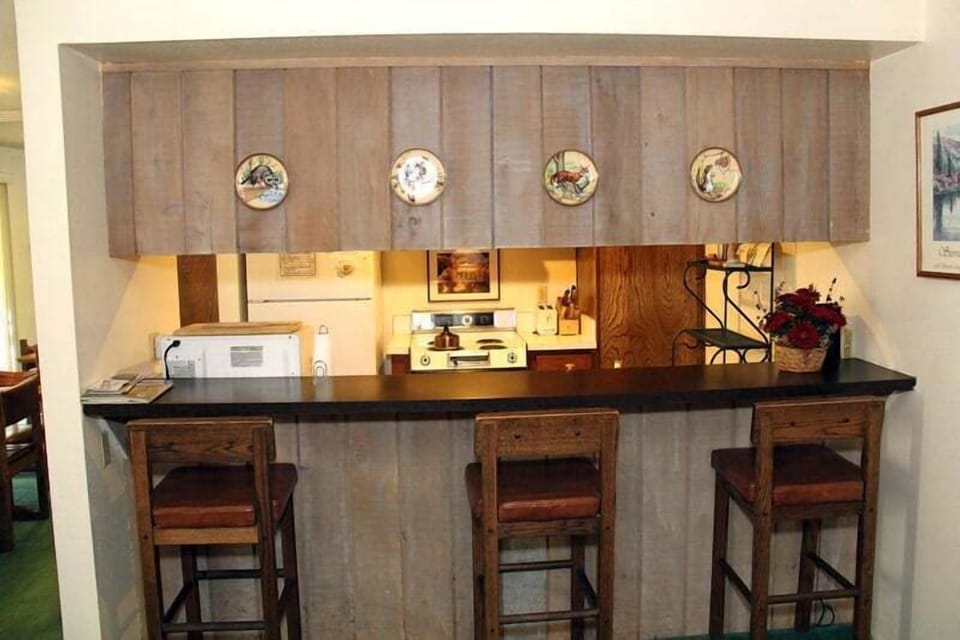 Mammoth Lakes Rental Sunshine Village 177 - Kitchen Bar Counter