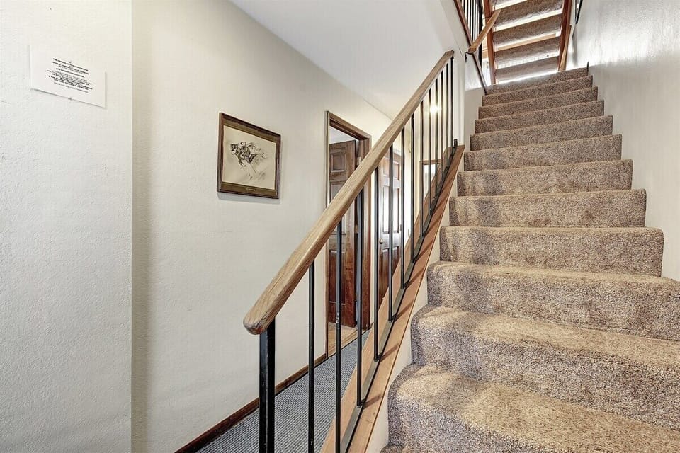 Hall to Bedrooms