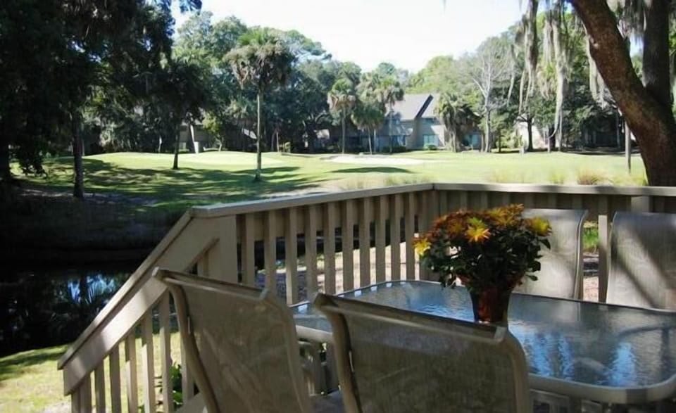 Private rear deck with a table to enjoy your morning coffee or afternoon wine!