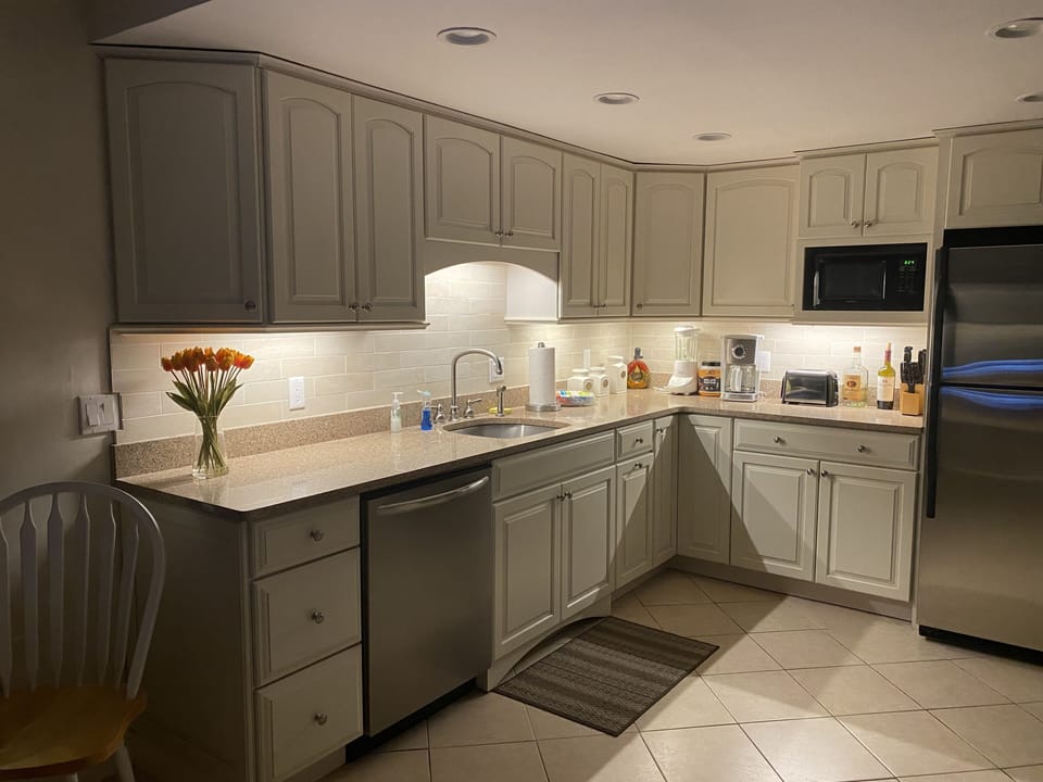 renovated kitchen w/ granite tops, tile backsplash w/ lights, new appliances etc