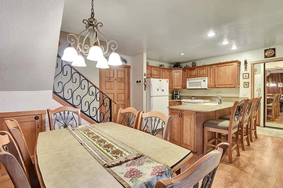 Dining area open to kitchen