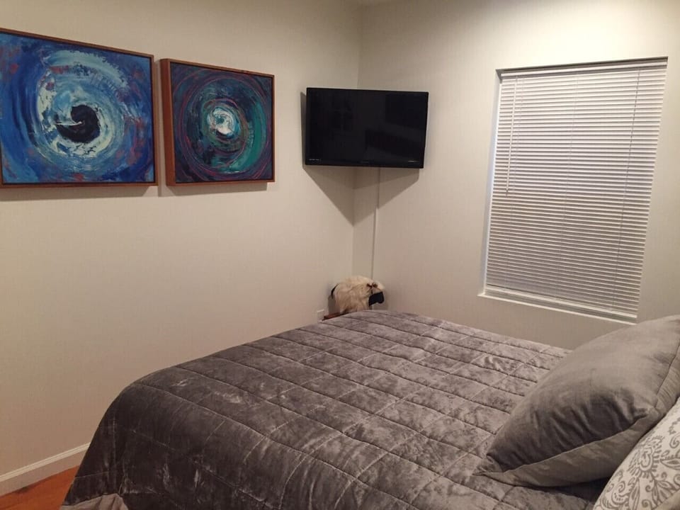 Guest bedroom