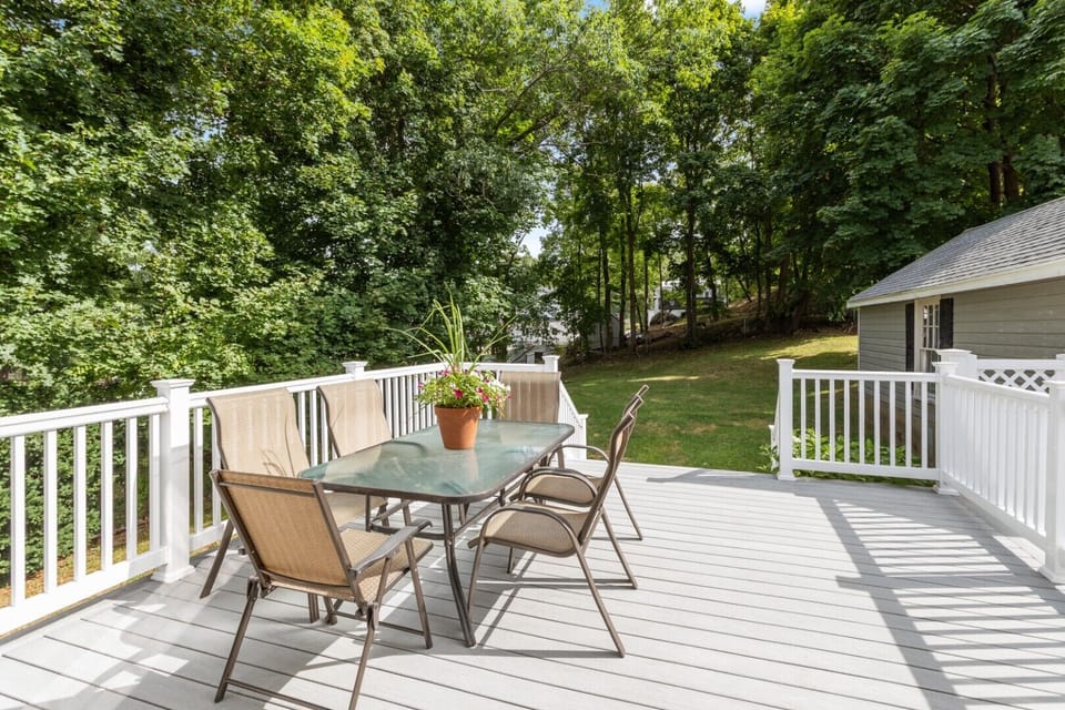 Enjoy your coffee and our large yard on our deck. Kid & pet friendly :)