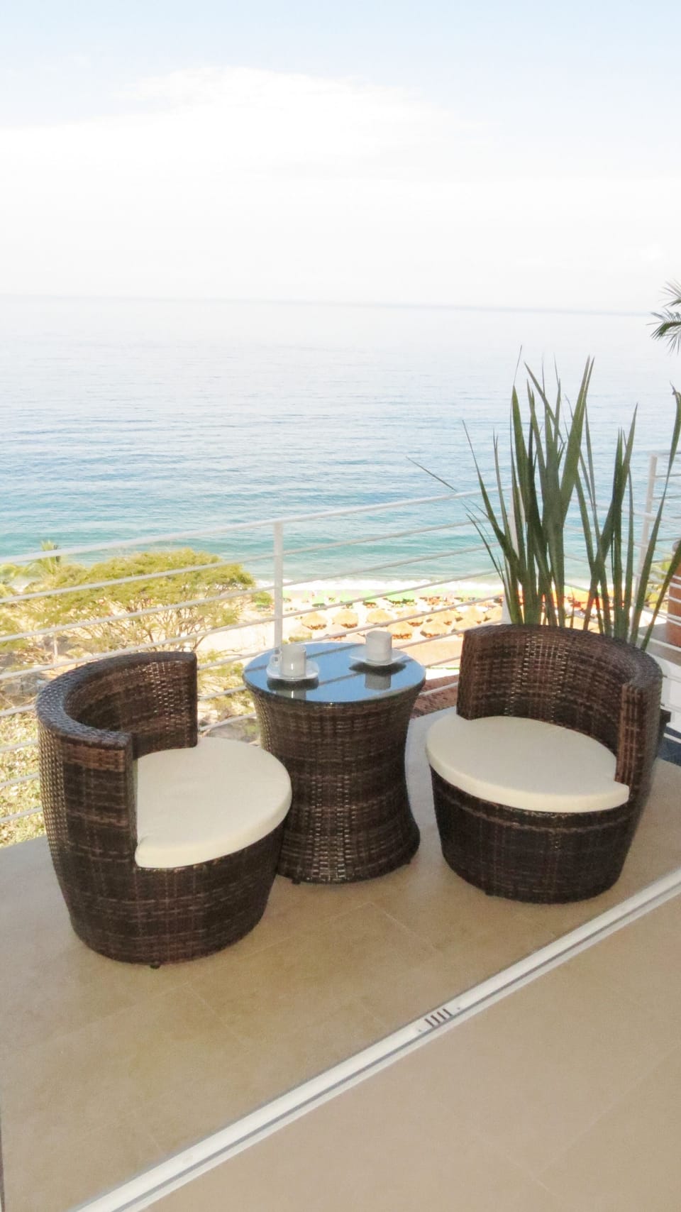 Enjoy the the balcony, have a sun downer and watch the sunset over the ocean