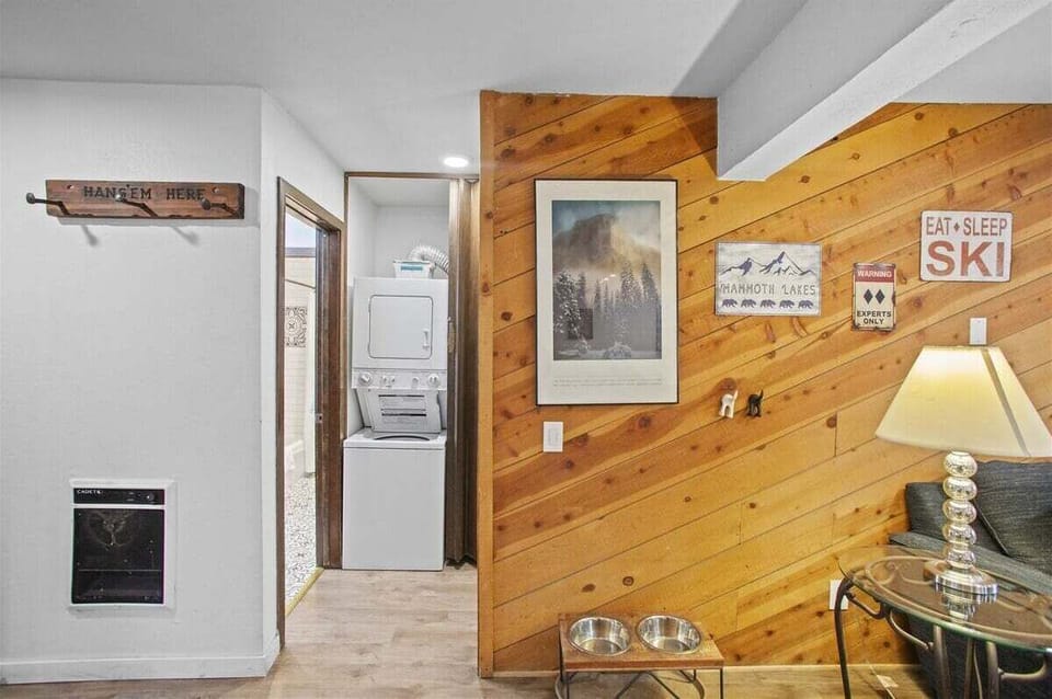 Hall, stackable laundry