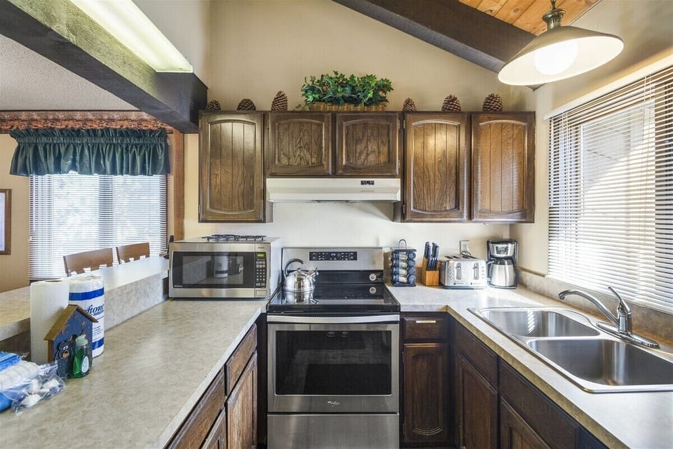 Fully Equipped Kitchen has Microwave, Dishwasher, Electric Stove, Oven, Garbage Disposal, Full Size Refrigerator