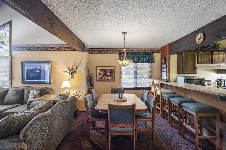 Dining room seats 6