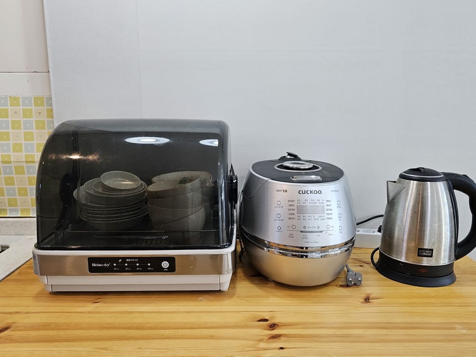 Room (40m²) | Private kitchen | Fridge, microwave, electric kettle, rice cooker