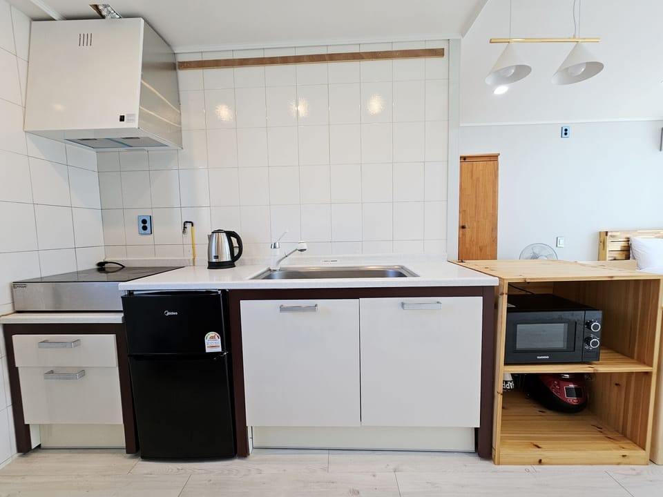 Room (33m²) | Private kitchen | Fridge, microwave, electric kettle, rice cooker
