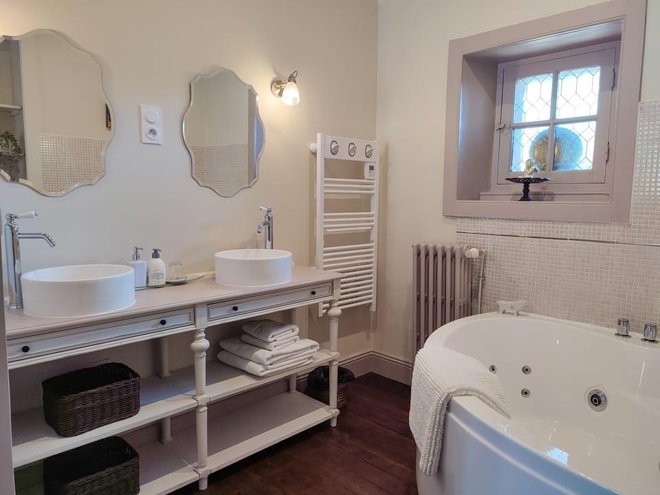 Deluxe Room (Louisiane) | Bathroom | Hair dryer, bathrobes, towels