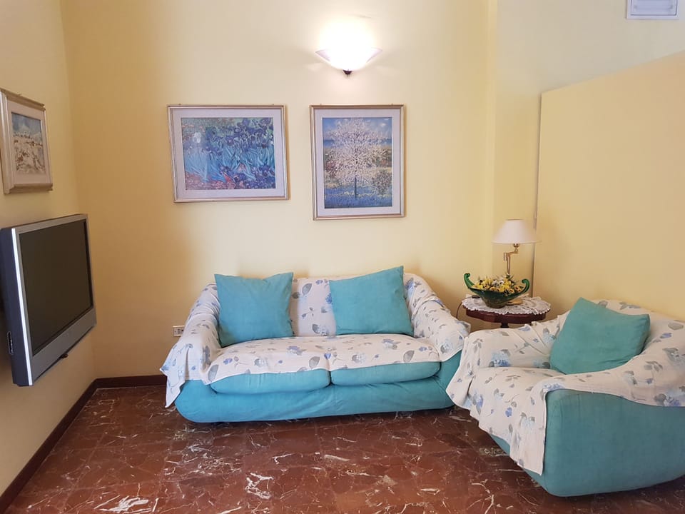 Apartment, Multiple Beds, Non Smoking | Living area | Flat-screen TV