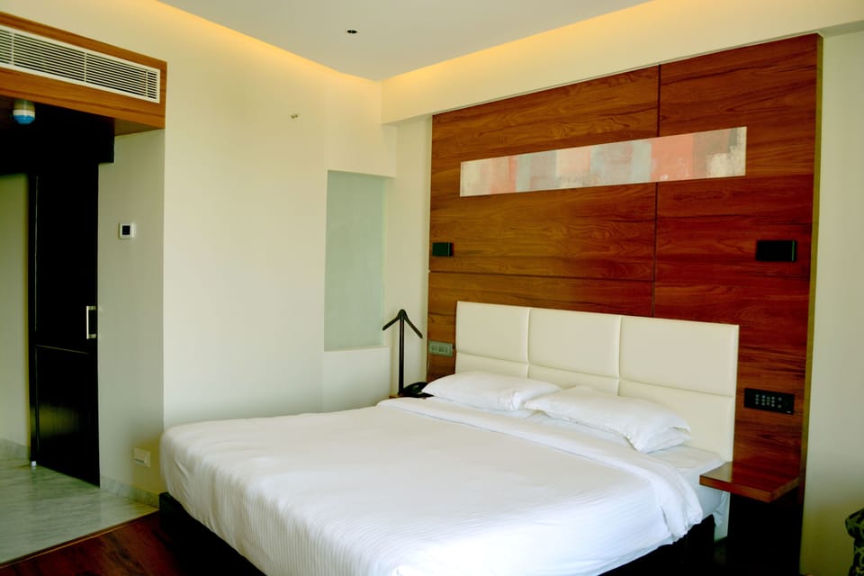 Elite Room | Minibar, in-room safe, WiFi (free), bed sheets