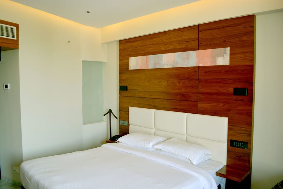 Elite Room | Minibar, in-room safe, WiFi (free), bed sheets