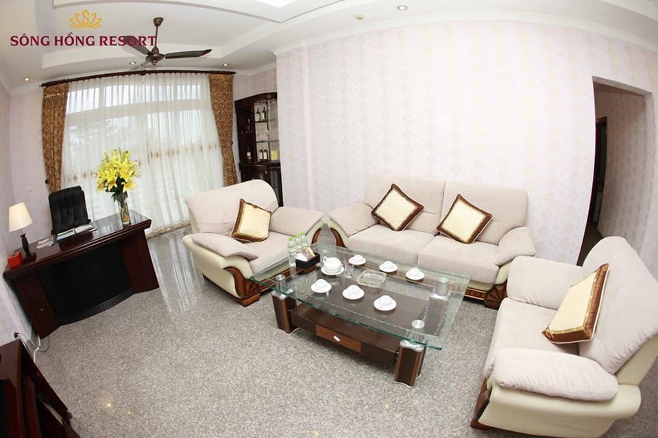 VIP Room | Living area | 23-inch flat-screen TV with cable channels, TV