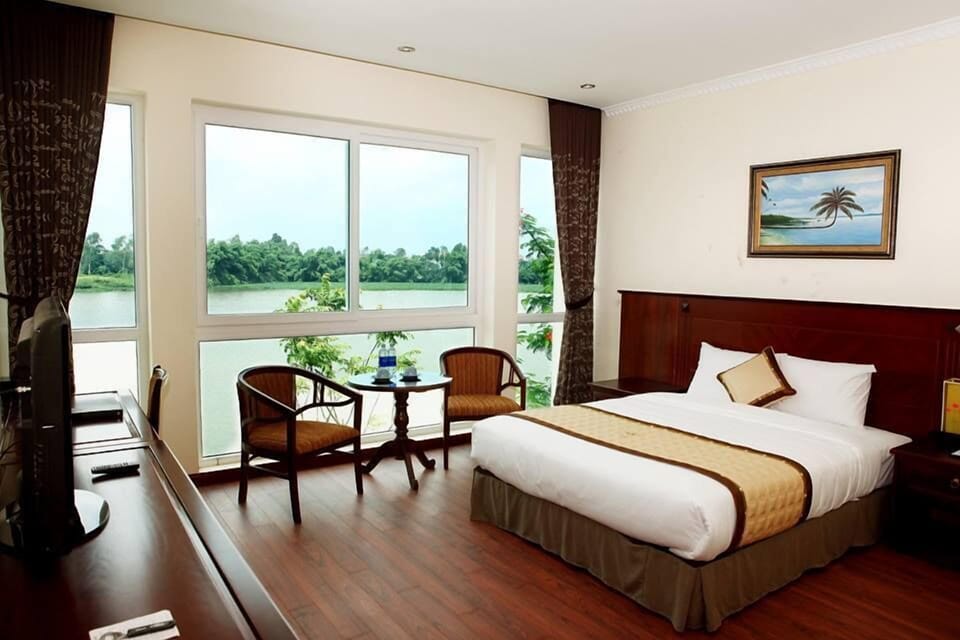 Standard Double Room | Minibar, in-room safe, desk, blackout drapes