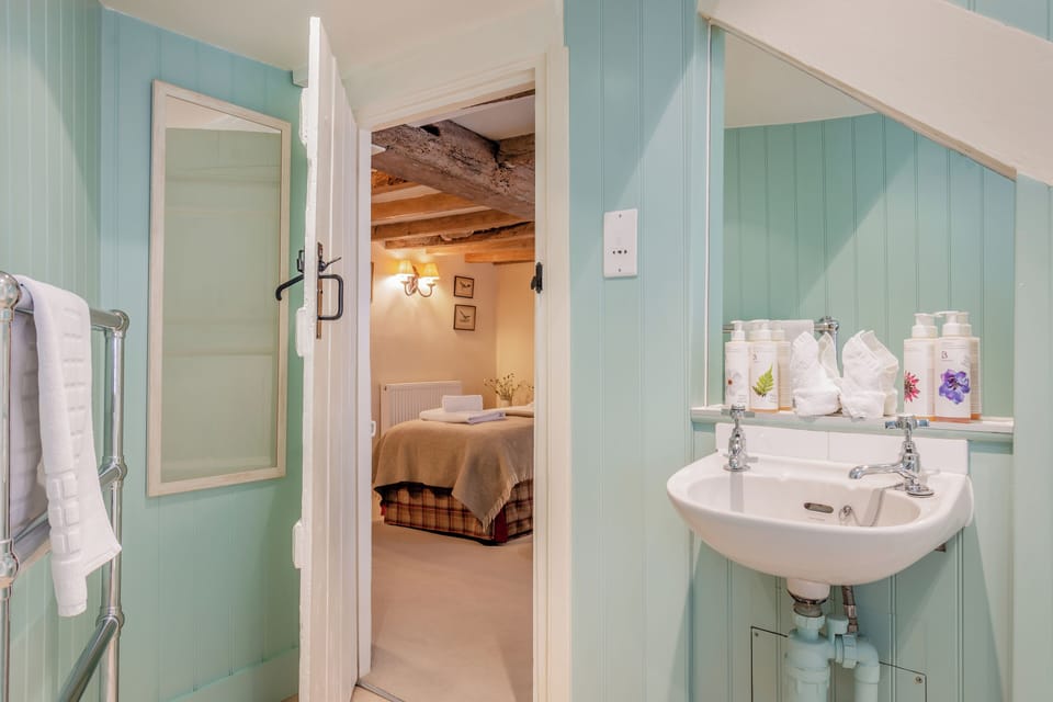 Patience | Bathroom | Shower, free toiletries, hair dryer, towels