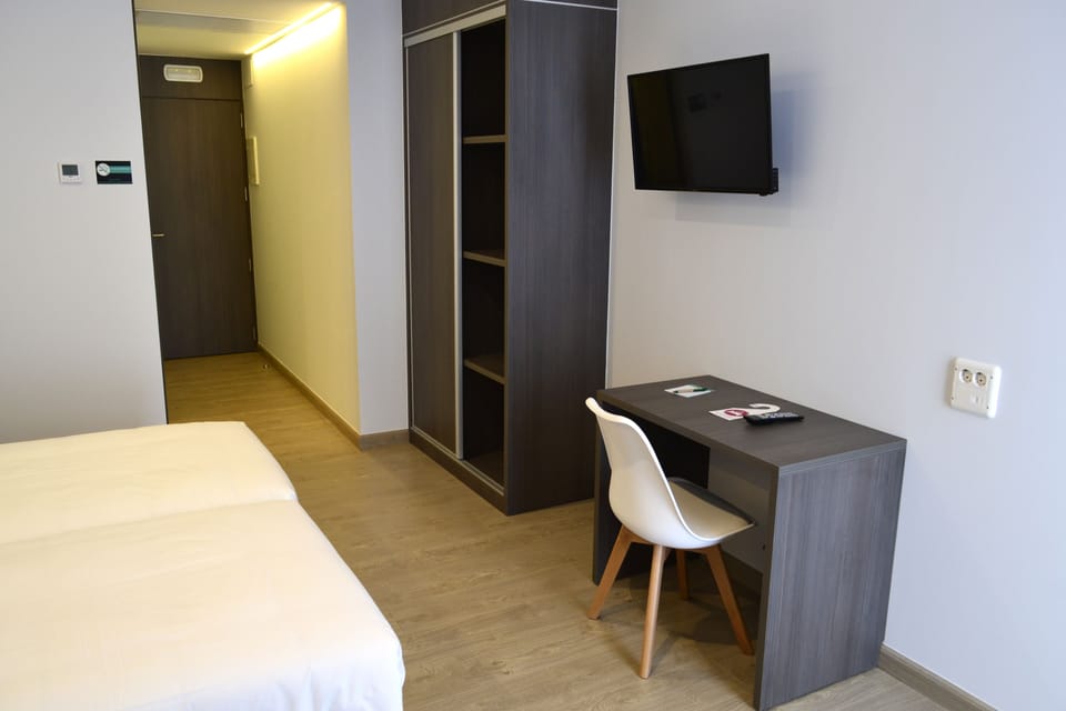 Economy Twin Room | Desk, blackout drapes, soundproofing, free WiFi