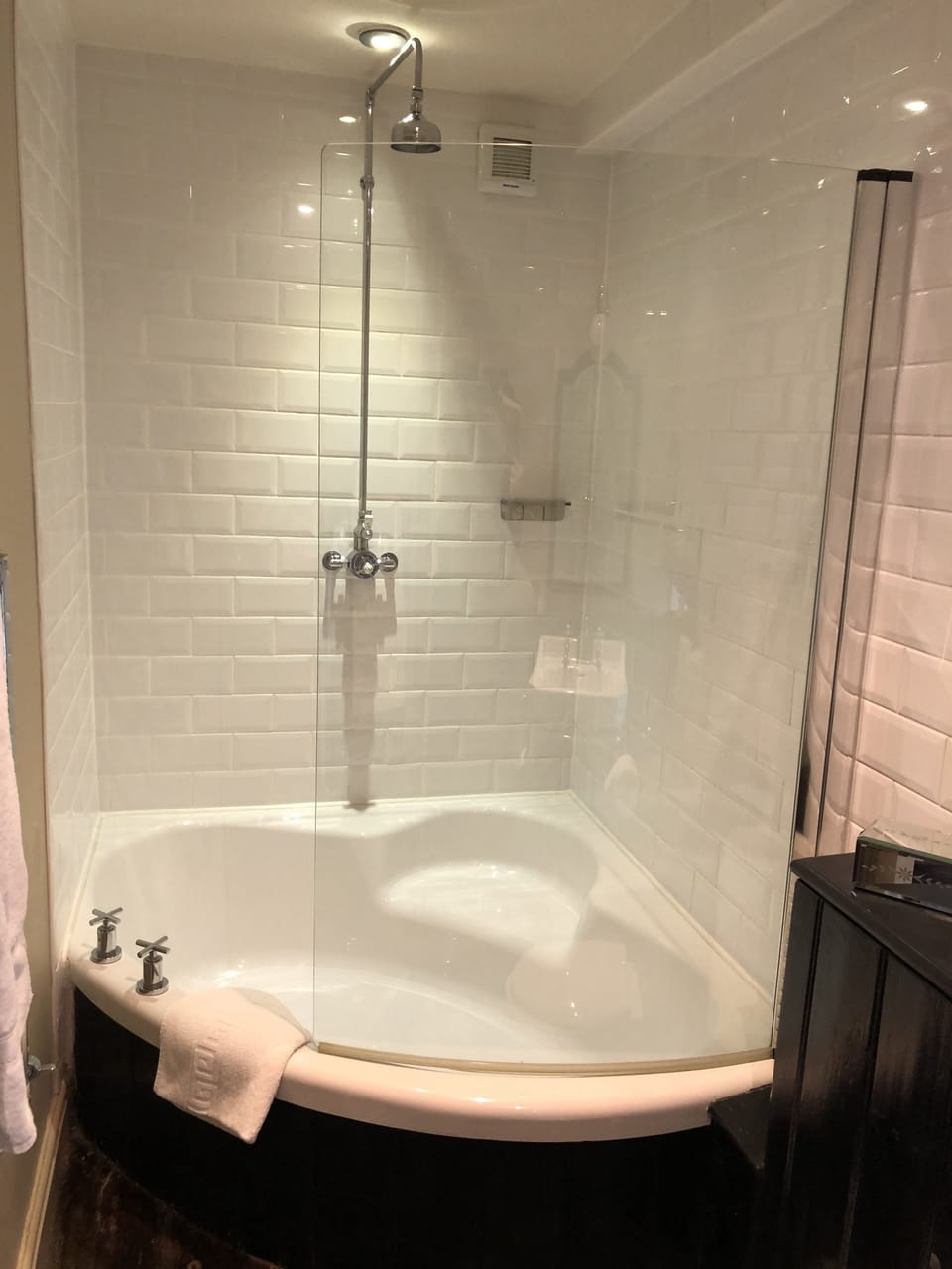 Luxury Double or Twin Room (Physicians of Myddfai) | Bathroom shower