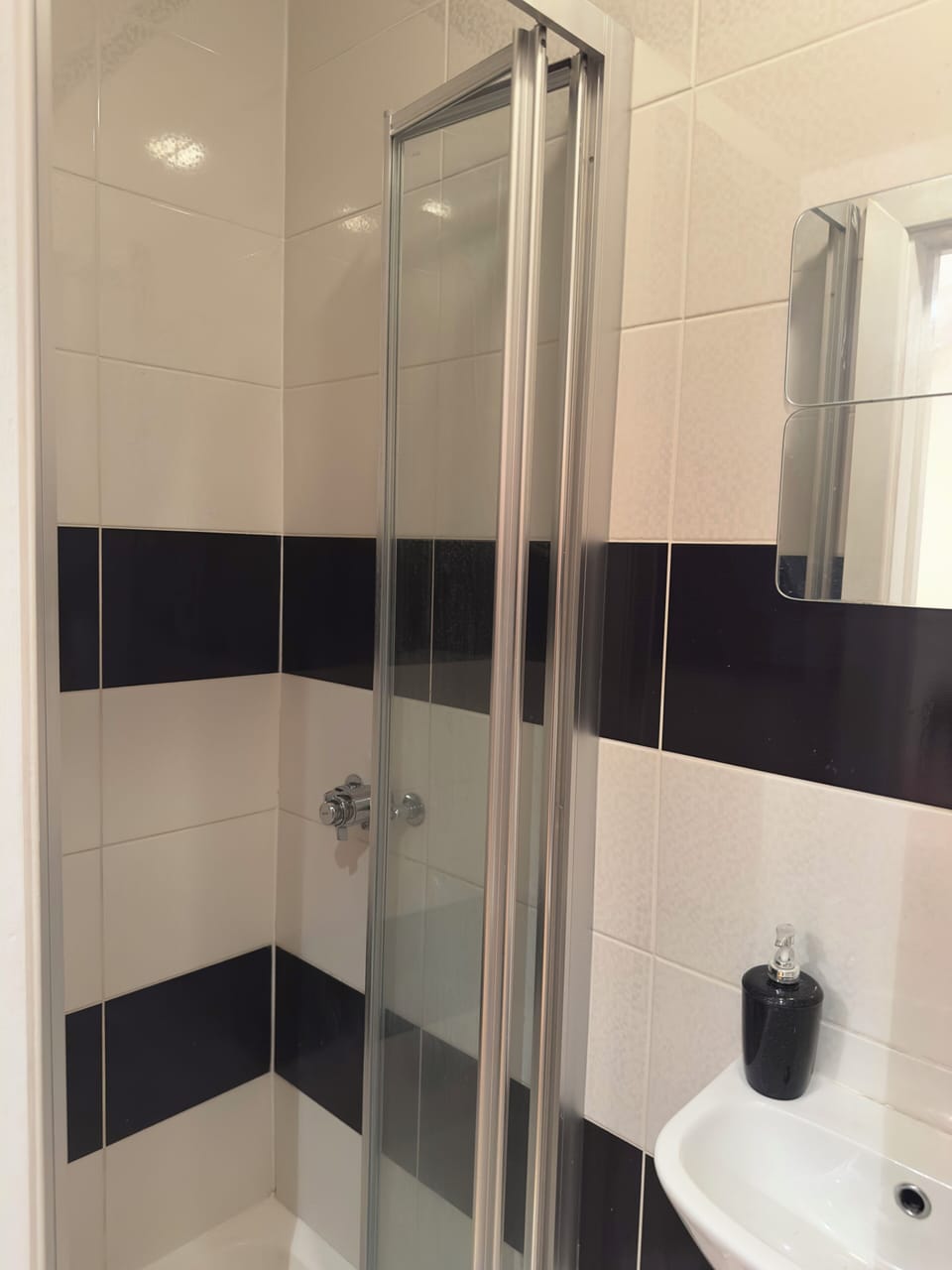 Superior Double Room | Bathroom | Shower, towels