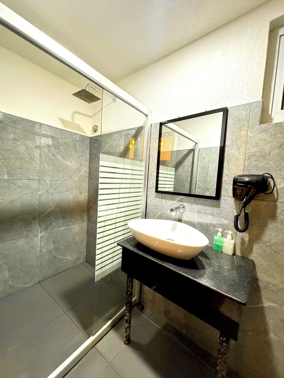 Deluxe Room | Bathroom | Shower, free toiletries, bathrobes, towels