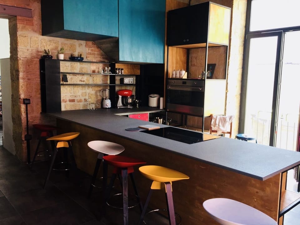 Full-size fridge, microwave, oven, stovetop