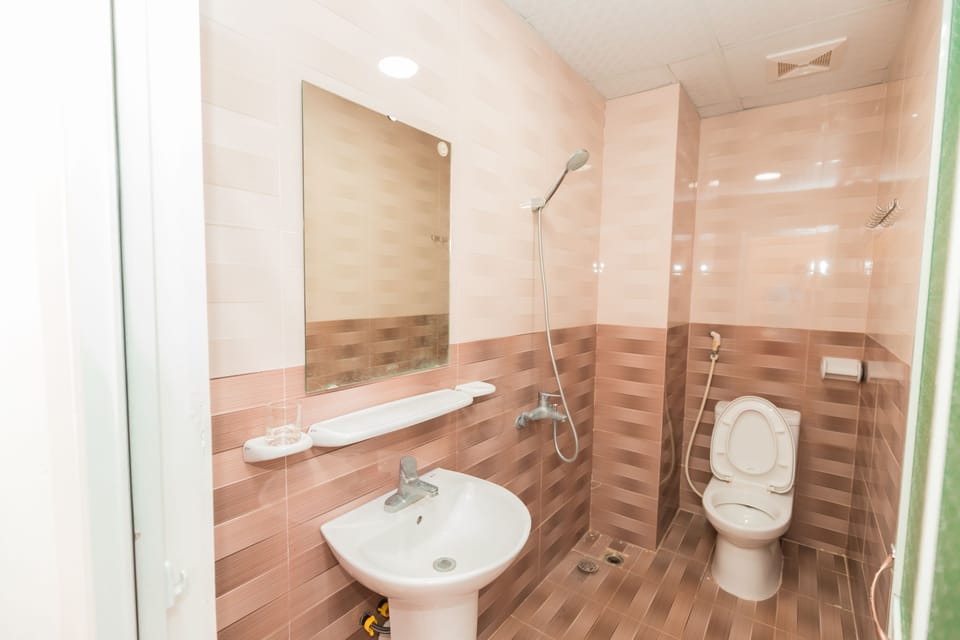 Quadruple Room | Bathroom | Shower, free toiletries, hair dryer, slippers