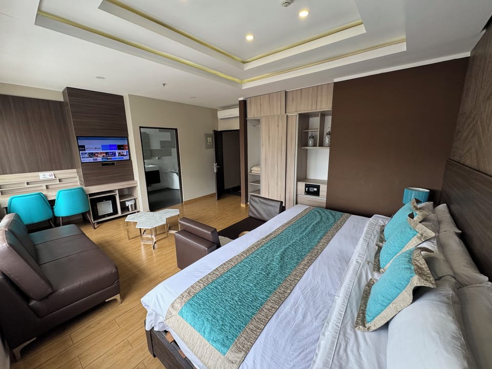 Deluxe Suite, Non Smoking | Hypo-allergenic bedding available, down comforters, minibar