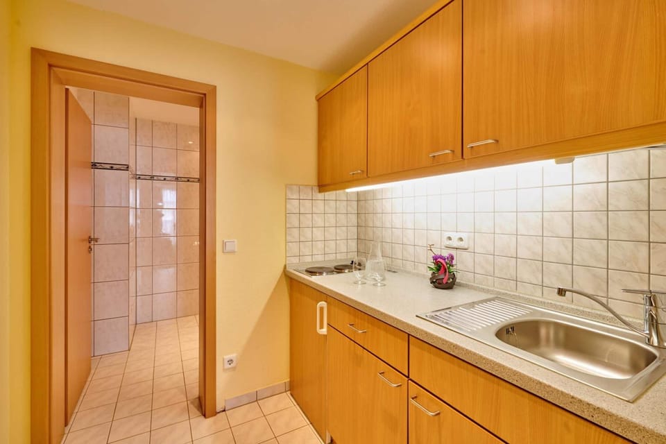 Coffee/tea maker, fridge, stovetop, electric kettle
