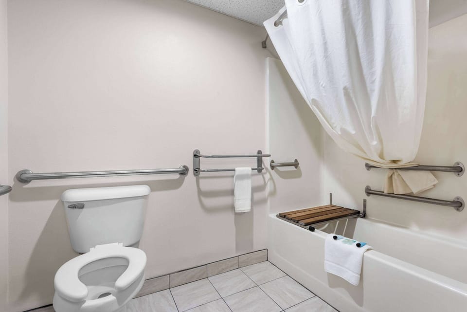 Room, 1 Queen Bed, Accessible, Non Smoking | Bathroom | Combined shower/tub, free toiletries, hair dryer, towels