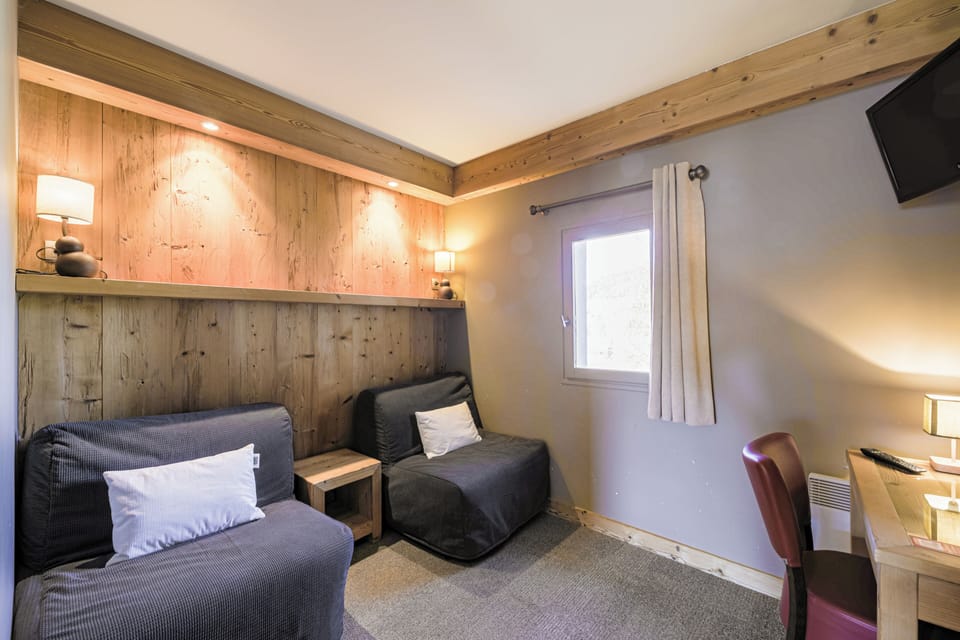 Superior Quadruple Room | Living area | Flat-screen TV